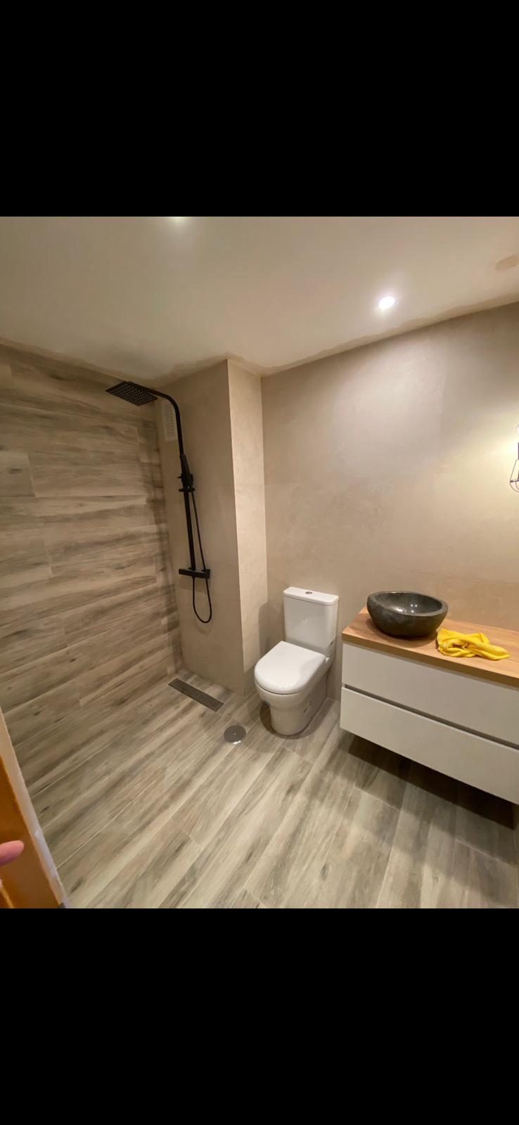 Reforma de baño gris moderno con ducha