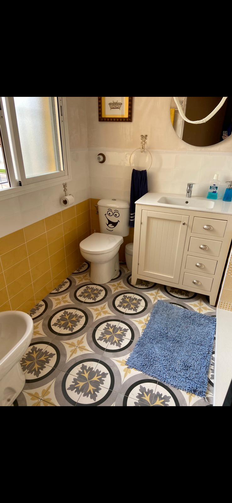 Reforma de baño con ducha negra y lavabo piedra
