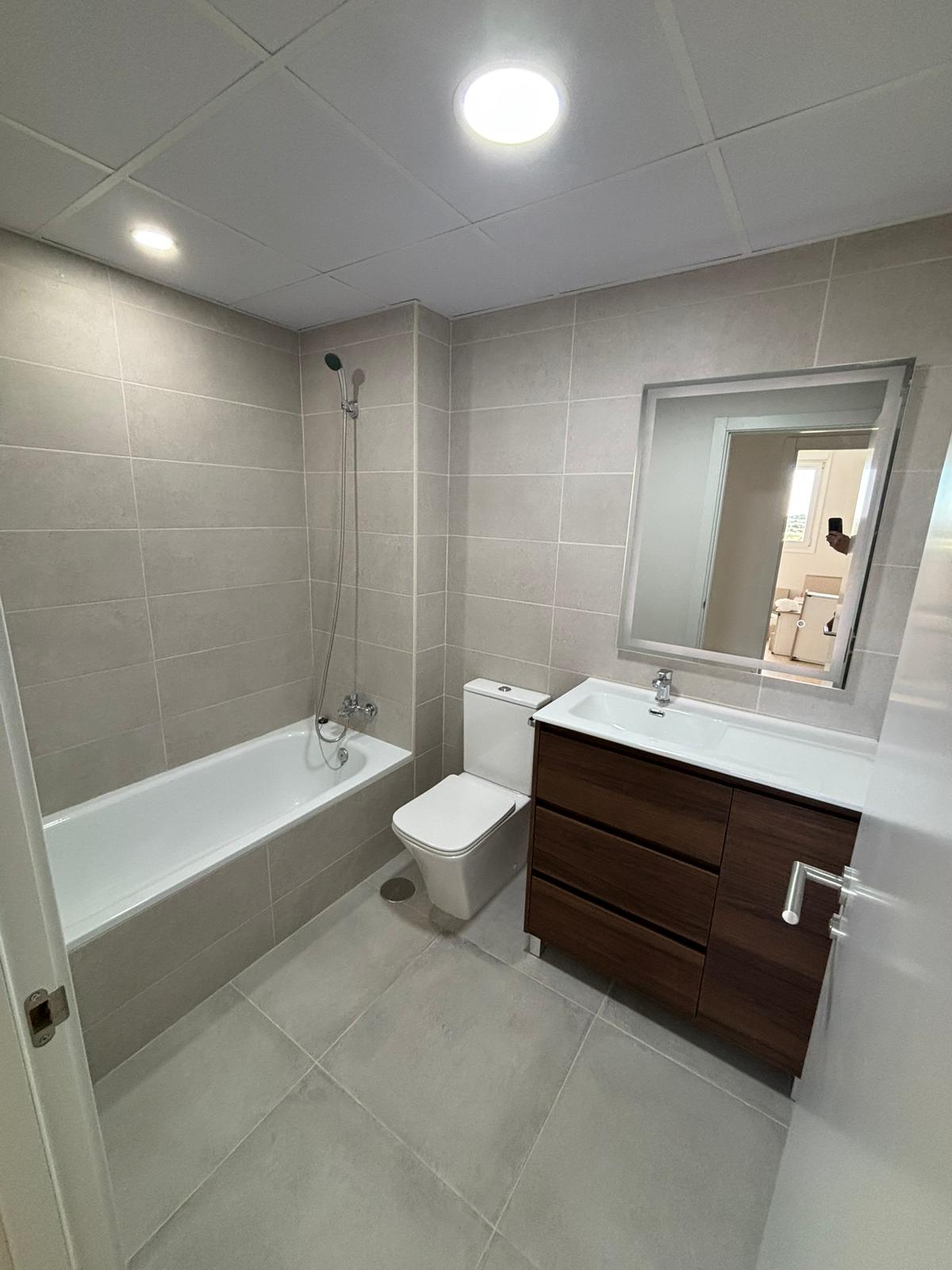 Reforma de baño completo con bañera en Sevilla